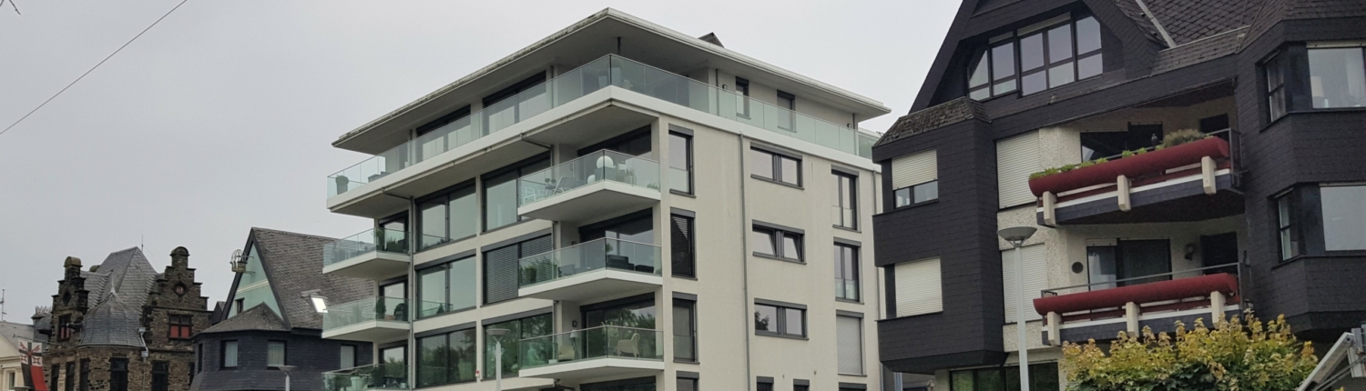 Blick auf die Häuser am Rhein in Andernach mit einer Vielzahl verschiedener Baustile nebeneinander - Martina Wagner Immobilien