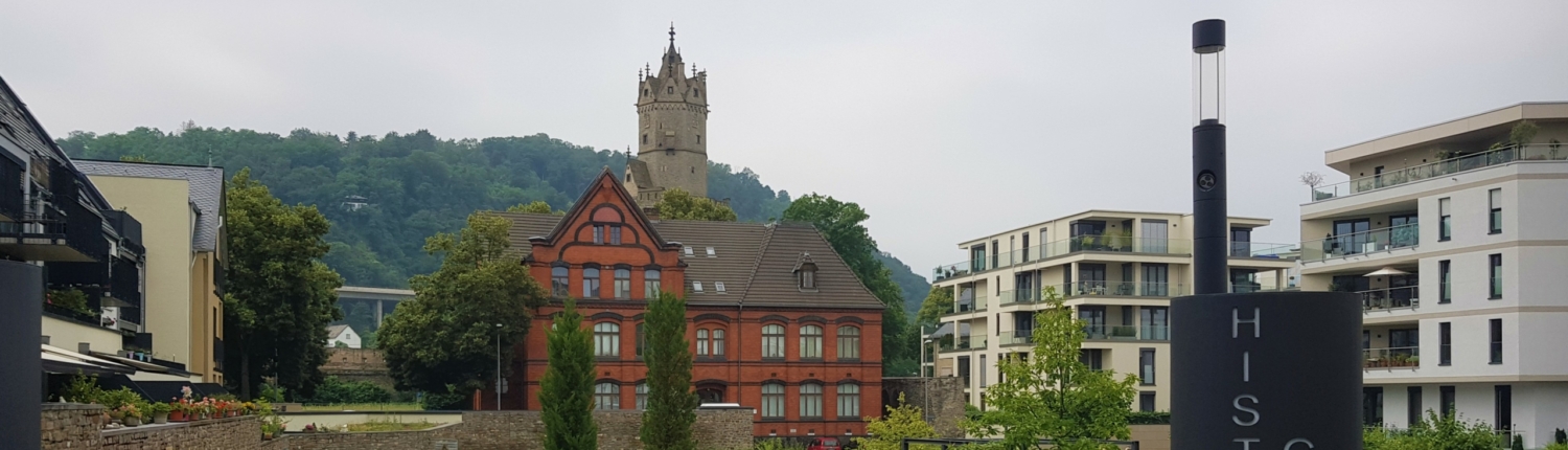 Blick auf den historischen Garten in Andernach, der Helmwartsturm ist im Hintergrund zu sehen- Martina Wagner Immobilien