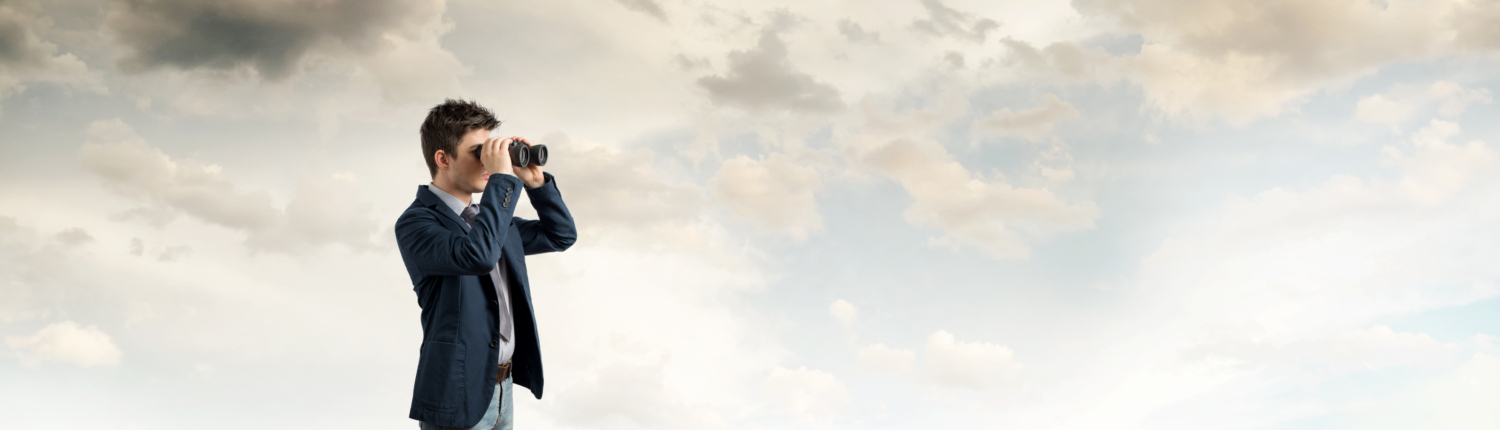 Auf der Suche Ein Mann mit einem Fernglas schaut in die Ferne um ihn herum sind nur der Himmer und Wolken zu sehen. Er steht auf einem Holzplankenboden - Martina Wagner Immobilien