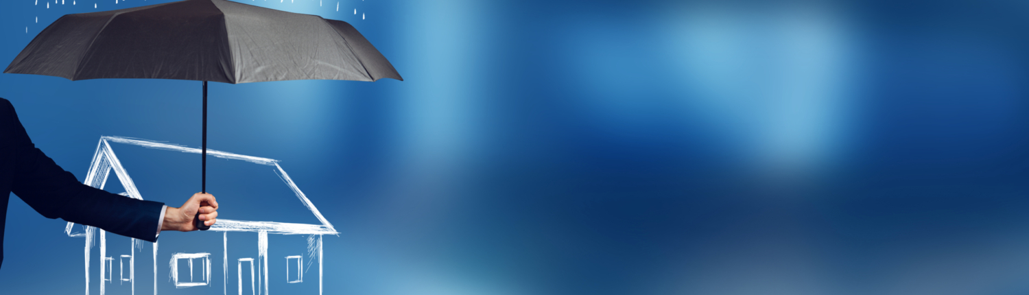 Gebäudeversicherung Ein Mann hält einen Schirm über ein gezeichnetes Haus als Symbol für eine Wohngebäudeversicherung - Martina Wagner Immobilien