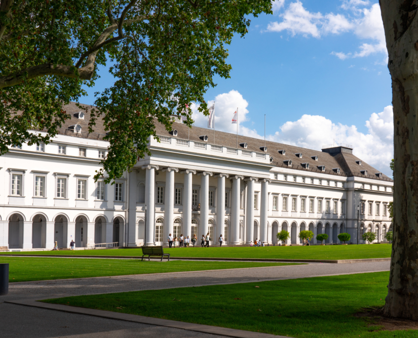 Blick auf das kurfürstliche Schloss in Koblenz am Rhein bei Sonnenschein - Martina Wagner Immobilien