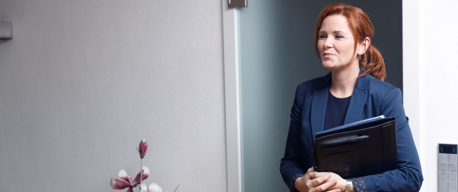 Martina Wagner bei der Arbeit - Martina Wagner Immobilien