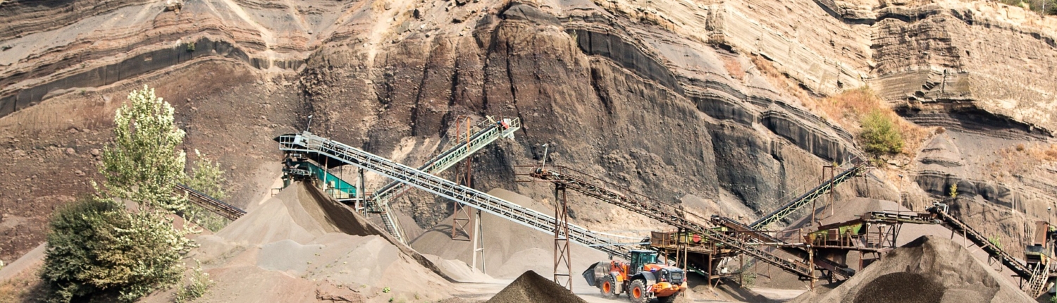 Steinburch mit Arbeitsmaschinen und Förderbändern in Nickenich - Martina Wagner Immobilien