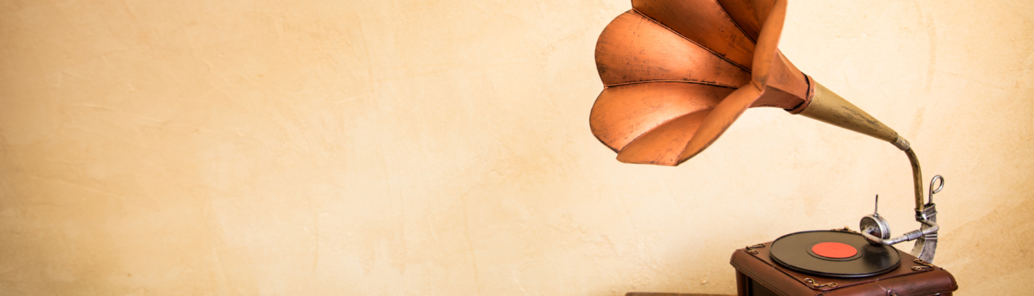 ein altes Grammophon vor einer braunen Wand auf einem alten Tisch - Martina Wagner Immobilien