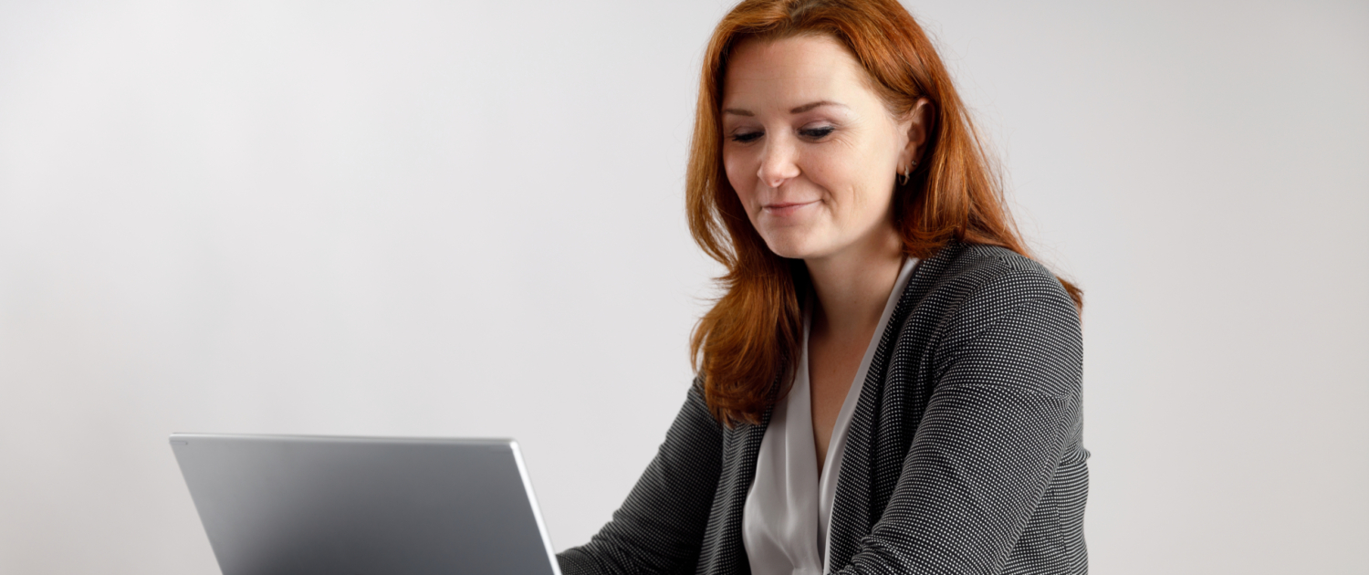 Martina Wagner bei der Arbeit am Laptop - Martina Wagner Immobilien