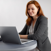 Martina Wagner bei der Arbeit am Laptop - Martina Wagner Immobilien