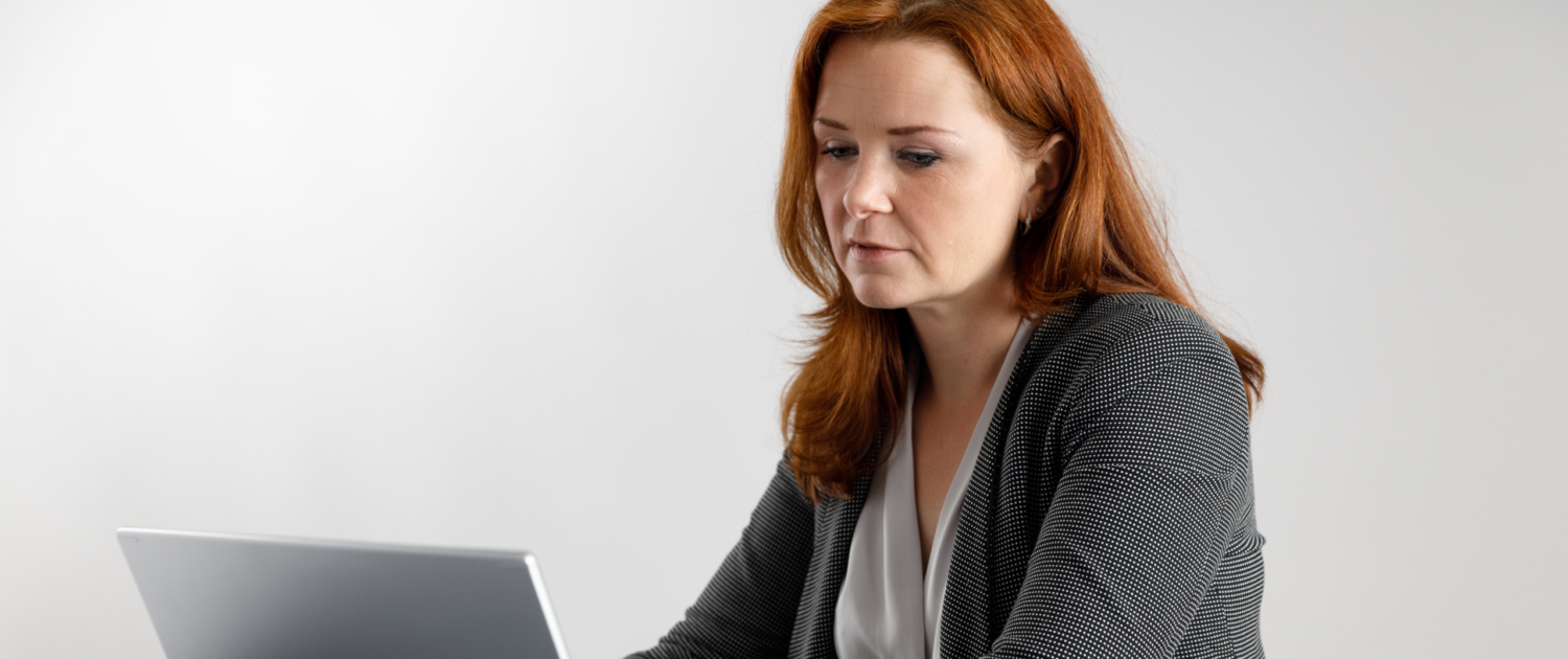 Martina am Laptop Martina Wagner bei der Arbeit am Laptop - Martina Wagner Immobilien