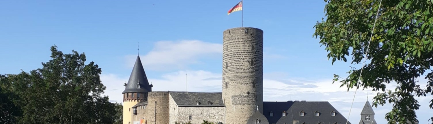 Genovevaburg Mayen Genovevaburg in Mayen, ein Parkplatz inklusive Parkscheinautomat am rechten Bildrand - Martina Wagner Immobilien