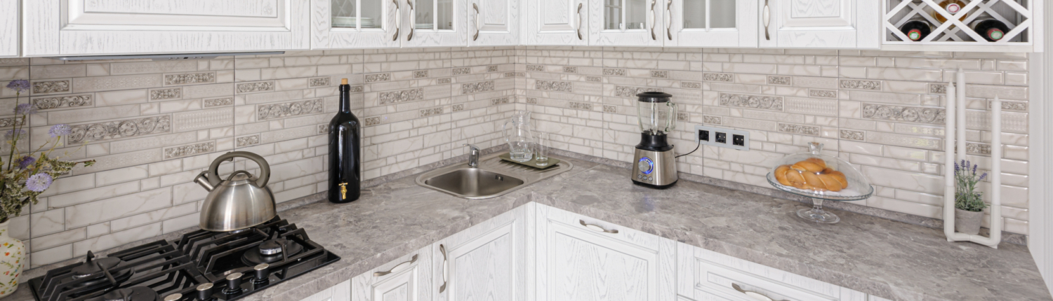 Eine weiße Küche im Landhausstil - Martina Wagner Immobilien