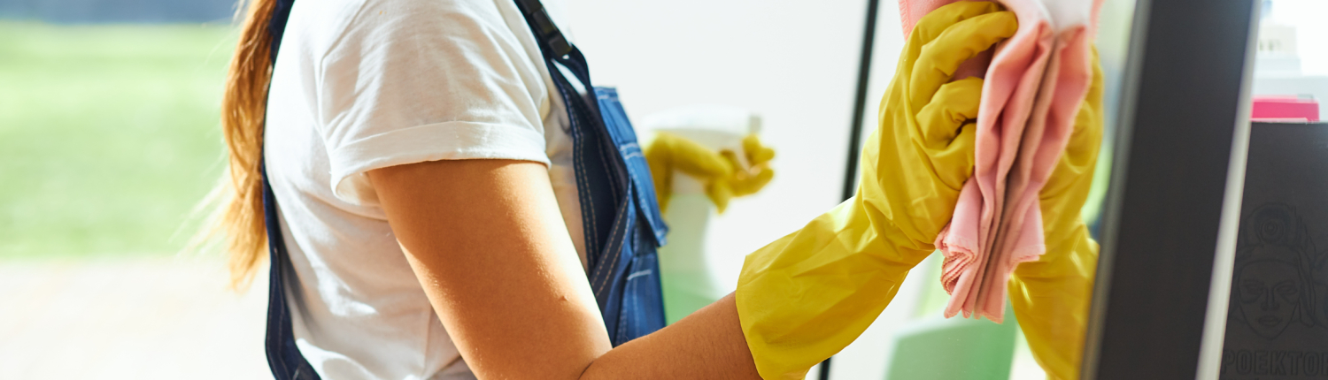 Eine junge Frau beim Fensterputzen - Martina Wagner Immobilien