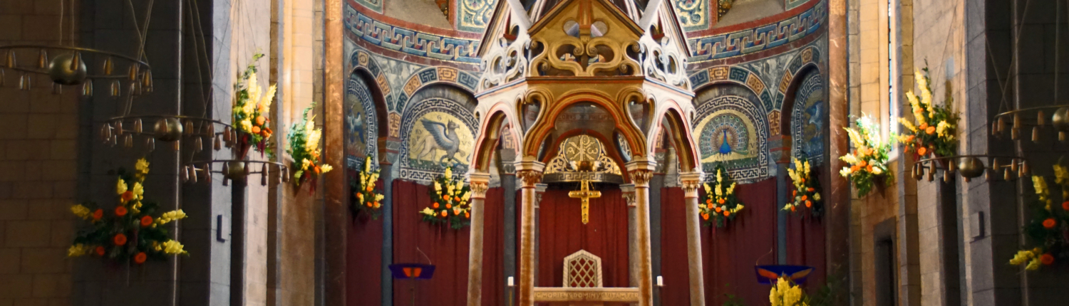 Maria Laach Abtei Abteikirche Maria Laach. aufnahme vom Altarraum mit Blumen geschmückt - Martina Wagner Immobilien