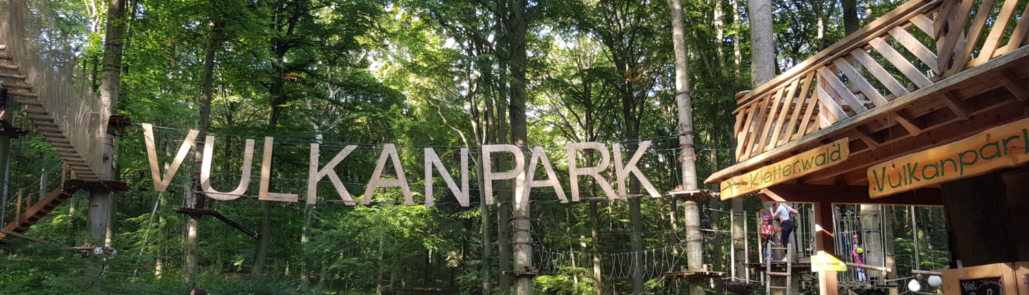 Kletterpark Mayen Kletterpark Mayen. Blick auf den Park und den Schriftzug Vulkanpark - Martina Wagner Immobilien