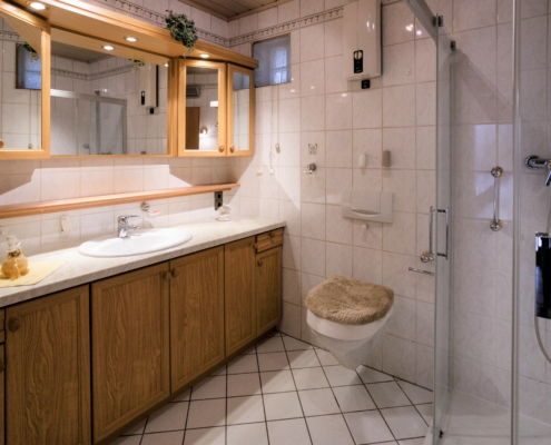 hell gefließtes Duschbad hell gefliestes Duschbad Weißenthurm - Martina Wagner Immobilien