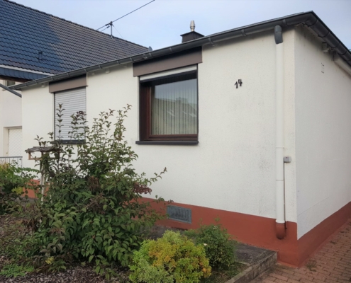 Straßenansicht der Immobilie Straßenansicht Bungalow in Weißenthurm - Martina Wagner Immobilien