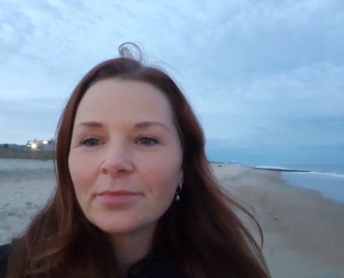 Martina Wagner Selfie mit Strand im Hintergrund - Martina Wagner Immobilien