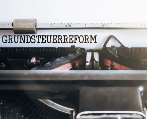 Der Schreibbereich einer alten Schreibmaschine zeigt im Zoom das Wort Grundsteuerreform getippt