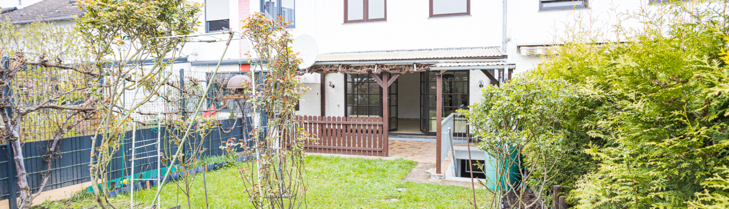 Blick aus dem Garten auf das Haus