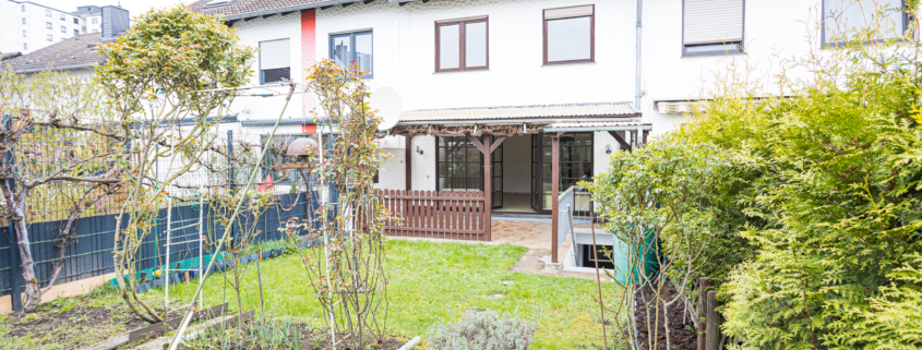 Blick aus dem Garten auf das Haus