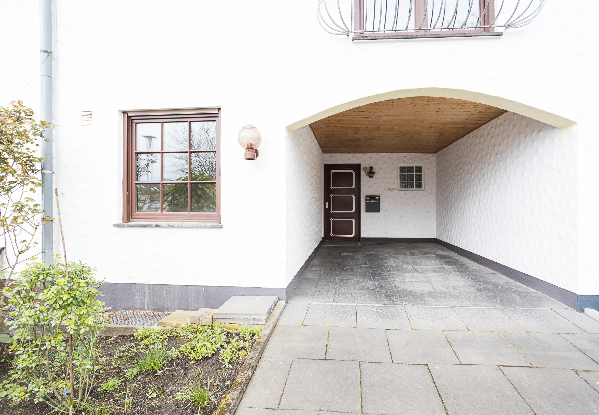 Nahaufnahme des Eingangsbereich mit Carport