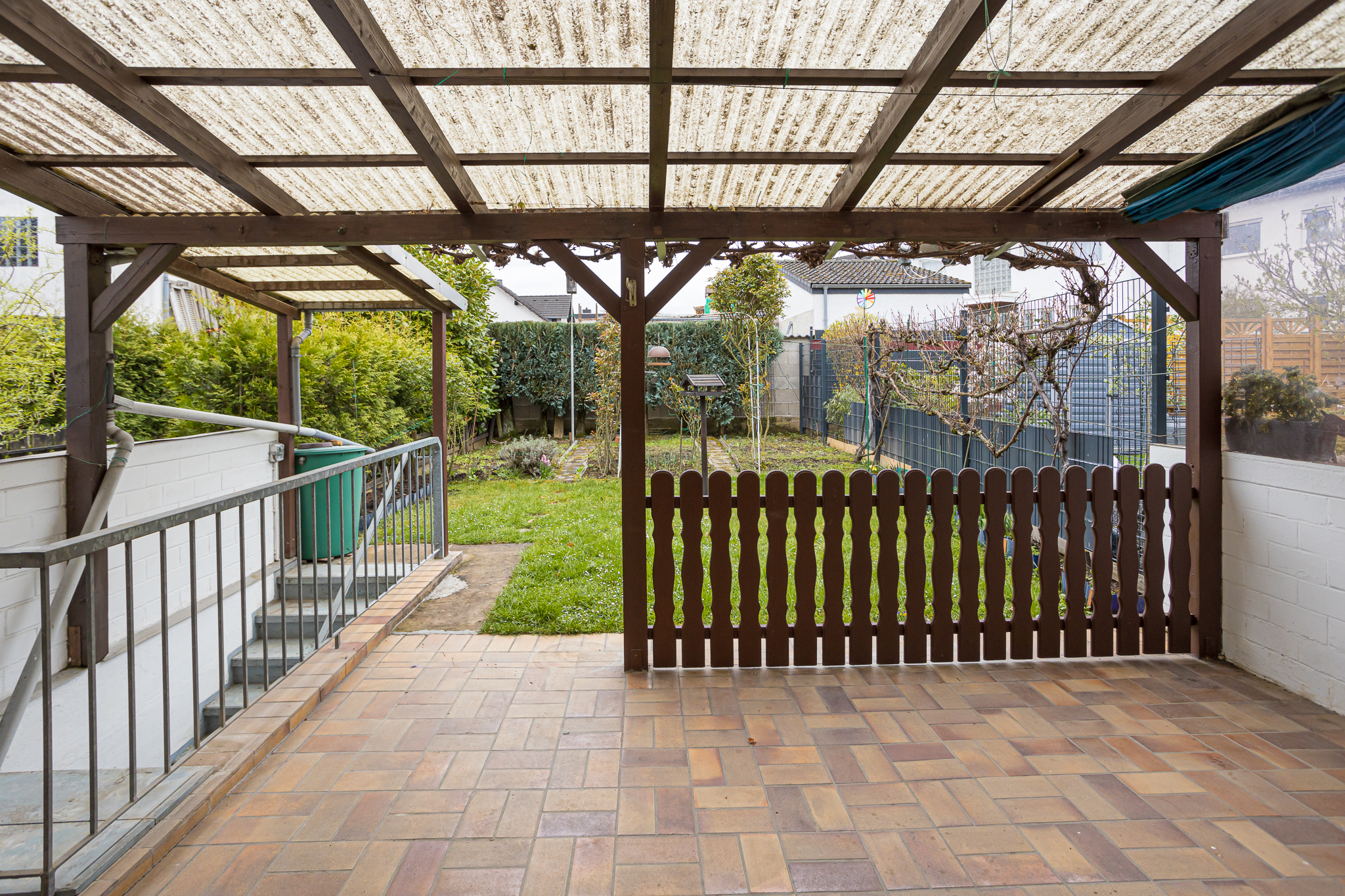 mit Pergola überdachte Terrasse mit Blick auf den Garten