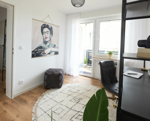 Büroraum modern eingerichtet mit Zugang zum Balkon - Martina Wagner Immobilien