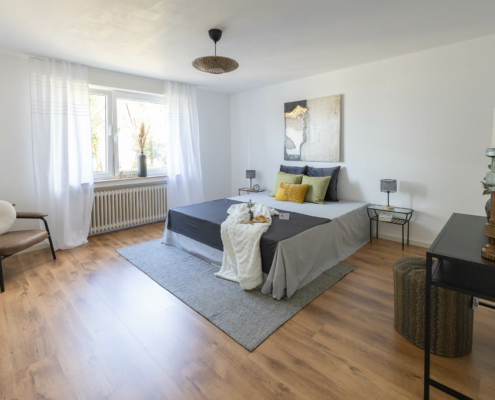 Schlafzimmer nach der Renovierung und Umgestaltung - Martina Wagner Immobilien