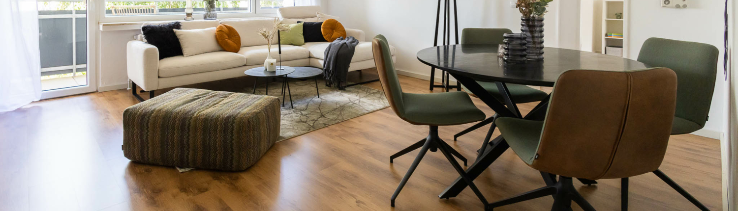 Blick auf den Wohn-Essbereich, mit Sofaecke und Essecke möbliert, sehr hell und ansprechend - Martina Wagner Immobilien