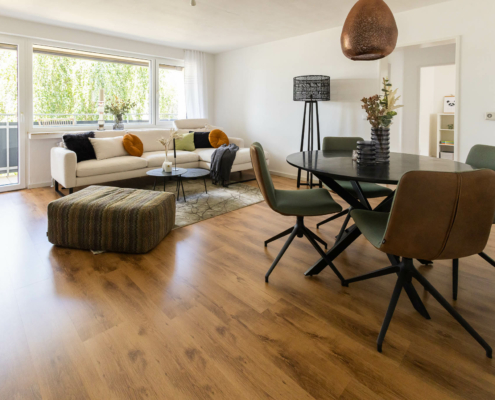 Blick auf den Wohn-Essbereich, mit Sofaecke und Essecke möbliert, sehr hell und ansprechend - Martina Wagner Immobilien