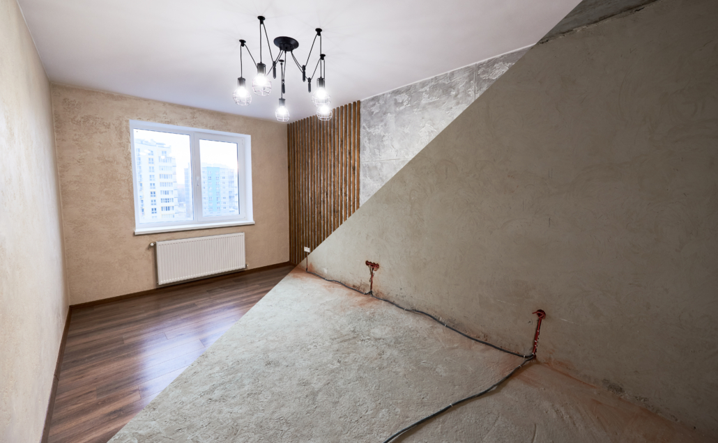 Das Bild zeigt ein Zimmer, in der Mitte ist es diagonal geteilt im Vordergrund befindet es sich im Rohbauzustand, im Hintergrund in renoviertem Zustand