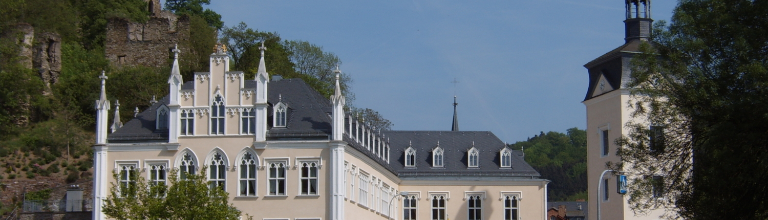 Schloss Sayn Das Schloss Sayn in Bendorf Sayn bei blauem Himmel