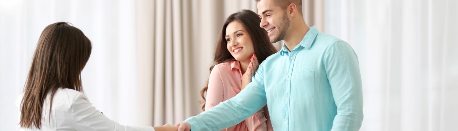 Kennenlernen Kennelnernen eines jungen Paares mit einer Dame