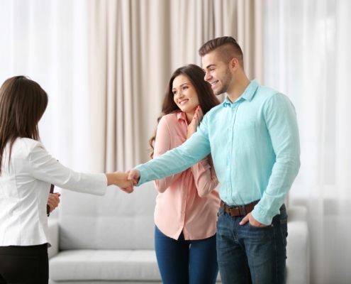 Kennelnernen eines jungen Paares mit einer Dame