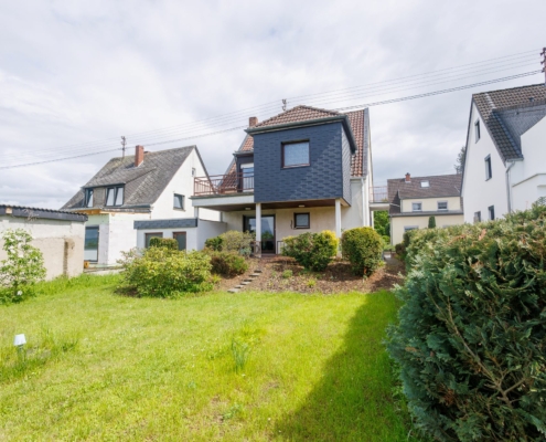 Blick über den Garten auf die Immobilie in Saffig