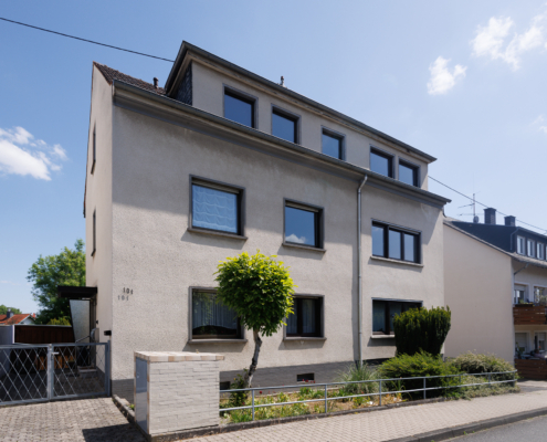 Seitenansicht mit Eingangsbereich des Dreifamilienhauses in Koblenz Metternich