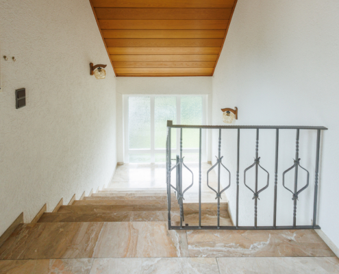 Treppenhaus mit einer gelungenen Mischung aus Moderne & tradionellen Elementen Treppenhaus mit einer gelungenen Mischung aus Moderne & tradionellen Elementen