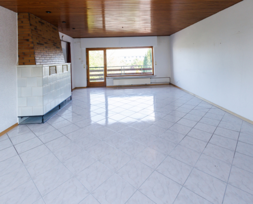 großes helles Wohn-Esszimmer im OG mit weißen Fliesen