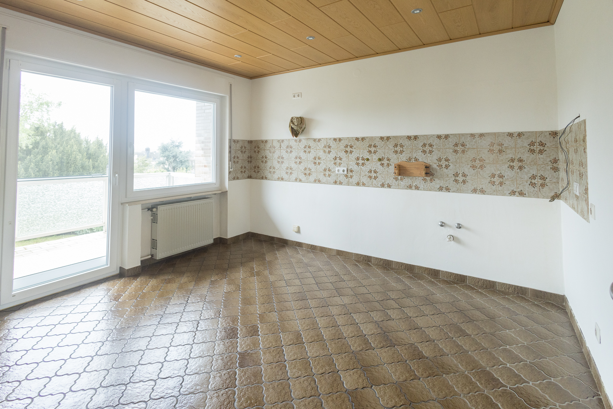 helle Wohnküche mit Zugang zum Balkon