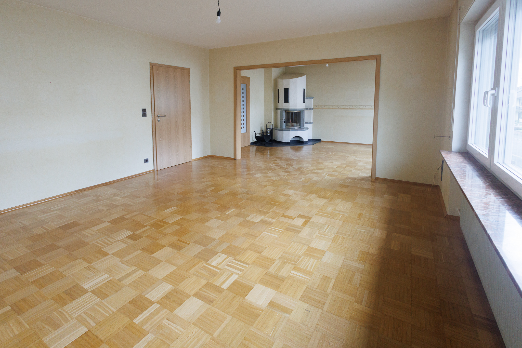 hochwertig ausgestattetes Wohn-Esszimmer mit zeitlosem Kamin