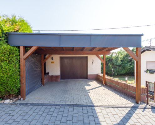 Carport und Garage Das Foto zeigt das moderne Carport und die Garage im Hintergrund