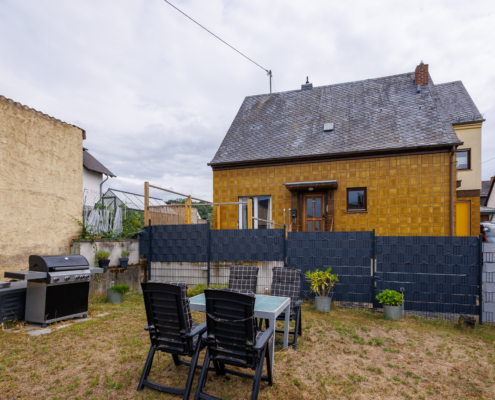 Hausansicht aus dem kleinen Garten