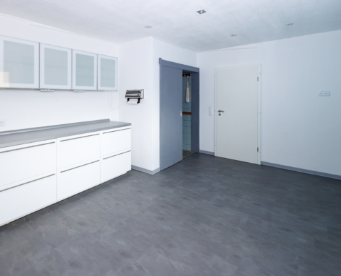 Küche mit Blick auf den Abstellraum