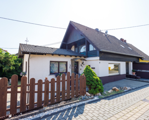 Seitenansicht Immobilie Außenansicht der Immobilie in Oberdürenbach mit Straße im Vordergrund