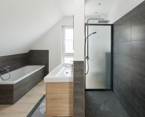 Bad mit Wanne, Dusche und Tageslicht