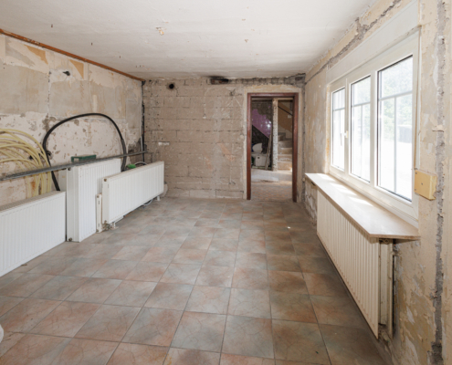 Wohnzimmer mit Zugang zum nächsten Raum