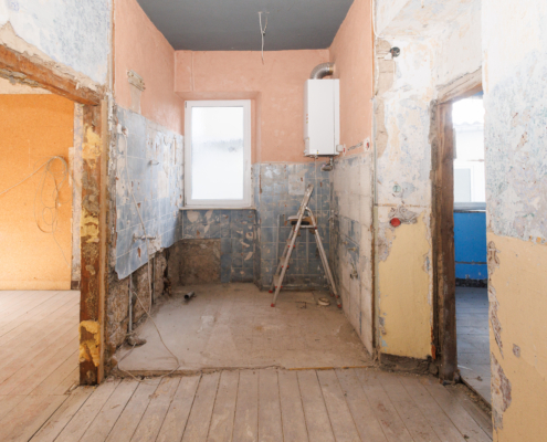 Blick aus dem Flur ins derzeit offen liegende Bad