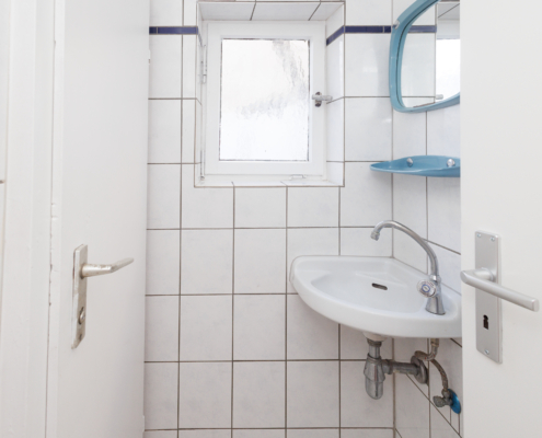 Waschbeckenbereich mit angeschlossenem WC