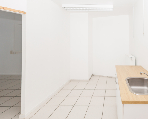 Zum Ladenlokal offen gestalteter Küchenbereich