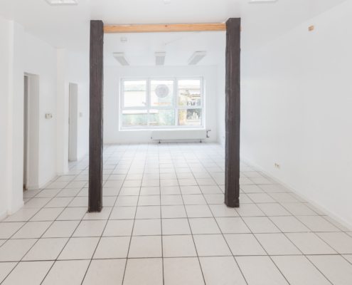 großer Ladenbereich linker Bereich