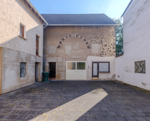 Innenhof mit Scheune im Zentrum