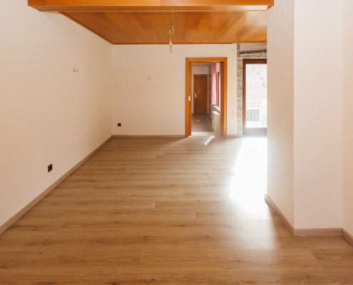 Wohnbereich mit kleinem Balkon